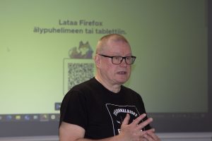 Kuva 3 Veijo, OH4VA, pitämässä DMR aiheista luentoa.